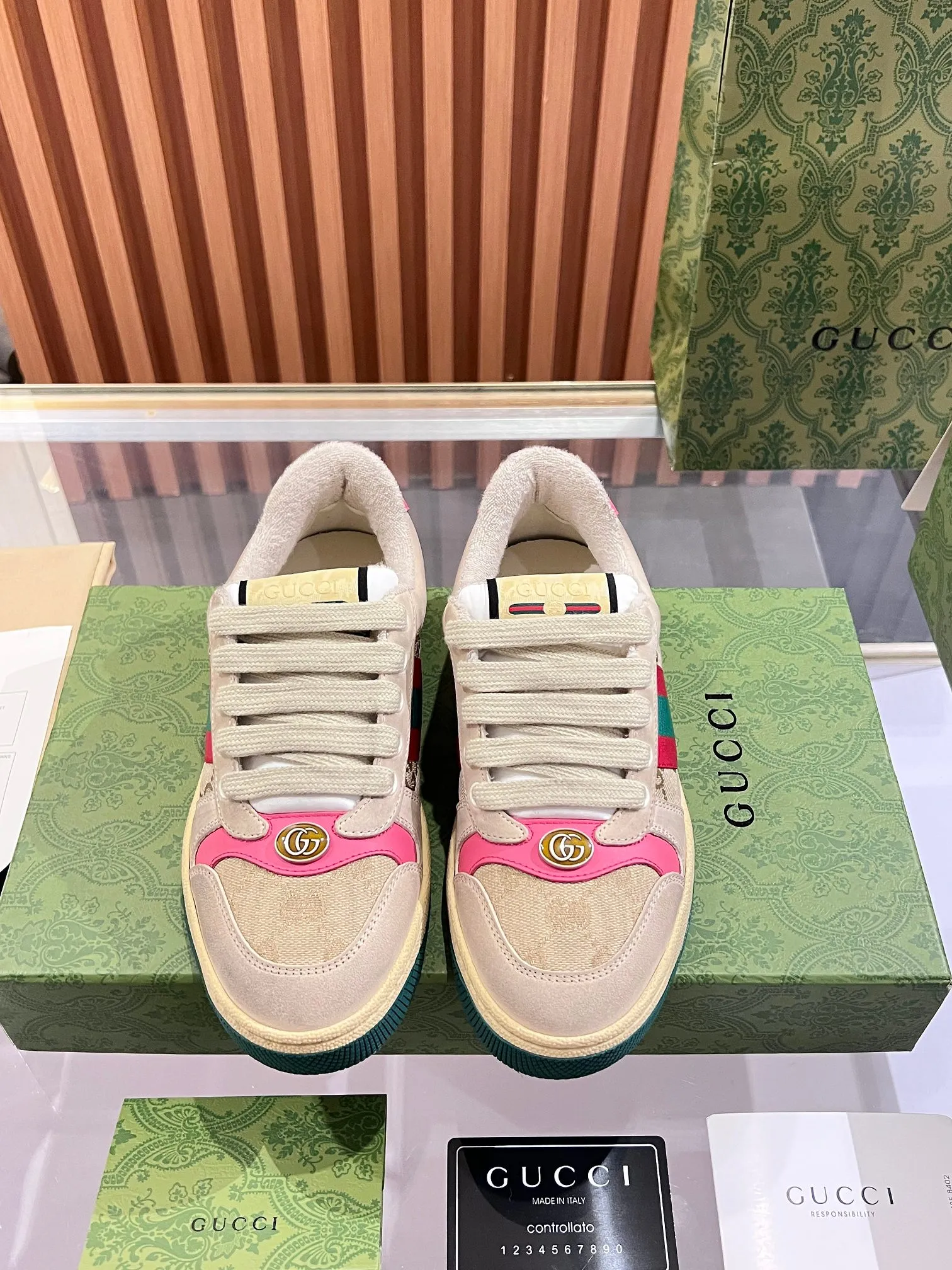 👟👟Ex-factory price 540👟👟 ⚡️Gucci Dirty Shoes Top factory quality, impeccable at the counter, the comfort is incredible. Retro distressed elements, washed retro logo on the tongue, metal double LOGO, 99% recognizable, full of Gucci elements; terry cloth lining, cowhide foot pads and 3mm latex are much more comfortable than real leather shoes. Environmentally friendly TPU wear-resistant outsole, soft and elastic. The inside of the tongue is made of imported elastic bands, which have great tension and won't strangle your feet. I don't develop the shoes without the original version. Only by getting the original version can the shoes be accurate and beat the market version instantly. Every stitch and every stitch is very tight and full. The debugging process is the most painstaking and requires no less than a hundred modifications before it is adjusted to the perfect state so that it can be worn comfortably by all foot types! Size 35-40 women’s model)